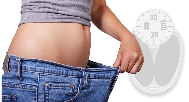 An image showing a scale with water droplets, muscle, and fat icons to represent the different types of weight loss